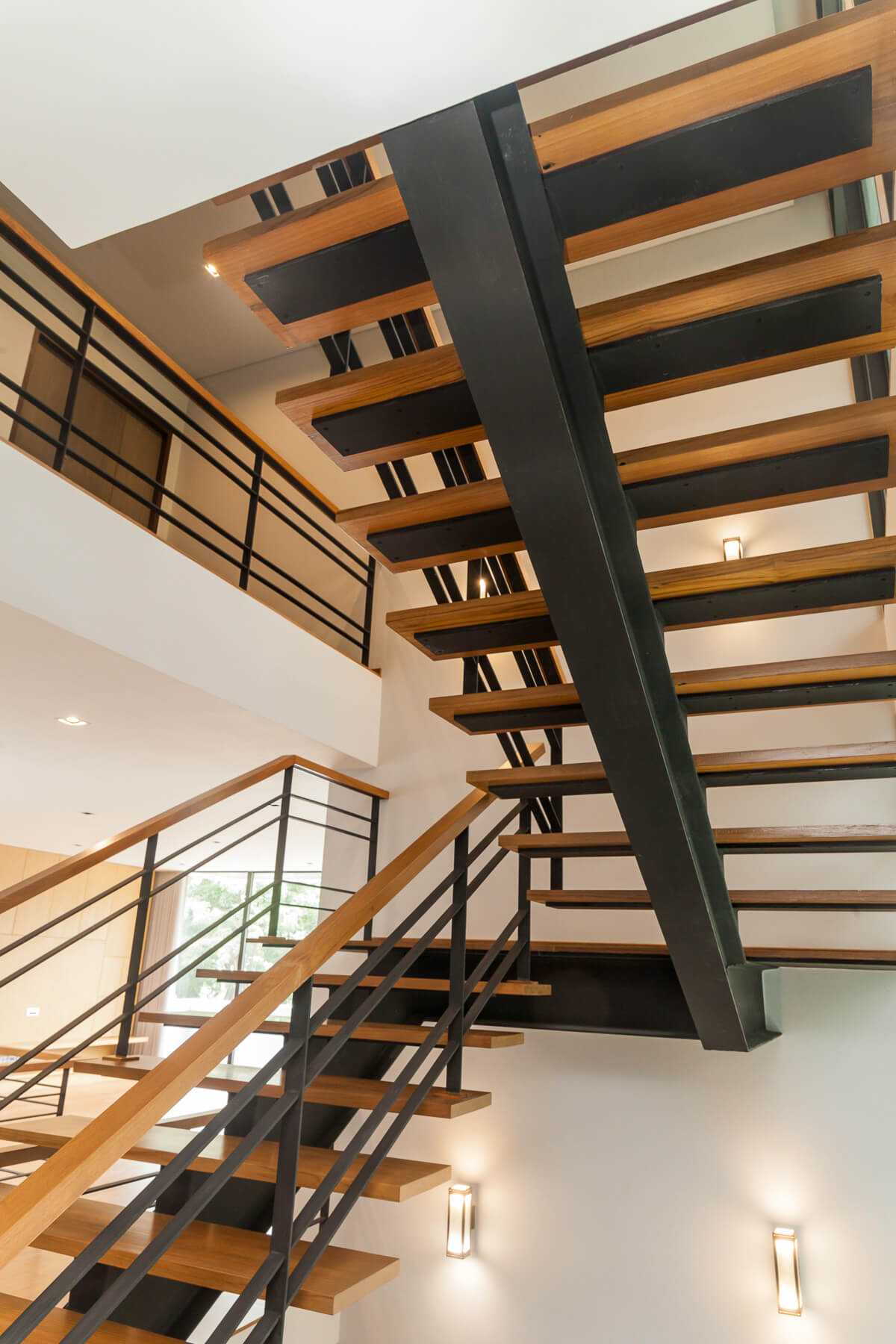 IMG_4770.jpg-2nd-floor-stair.jpg